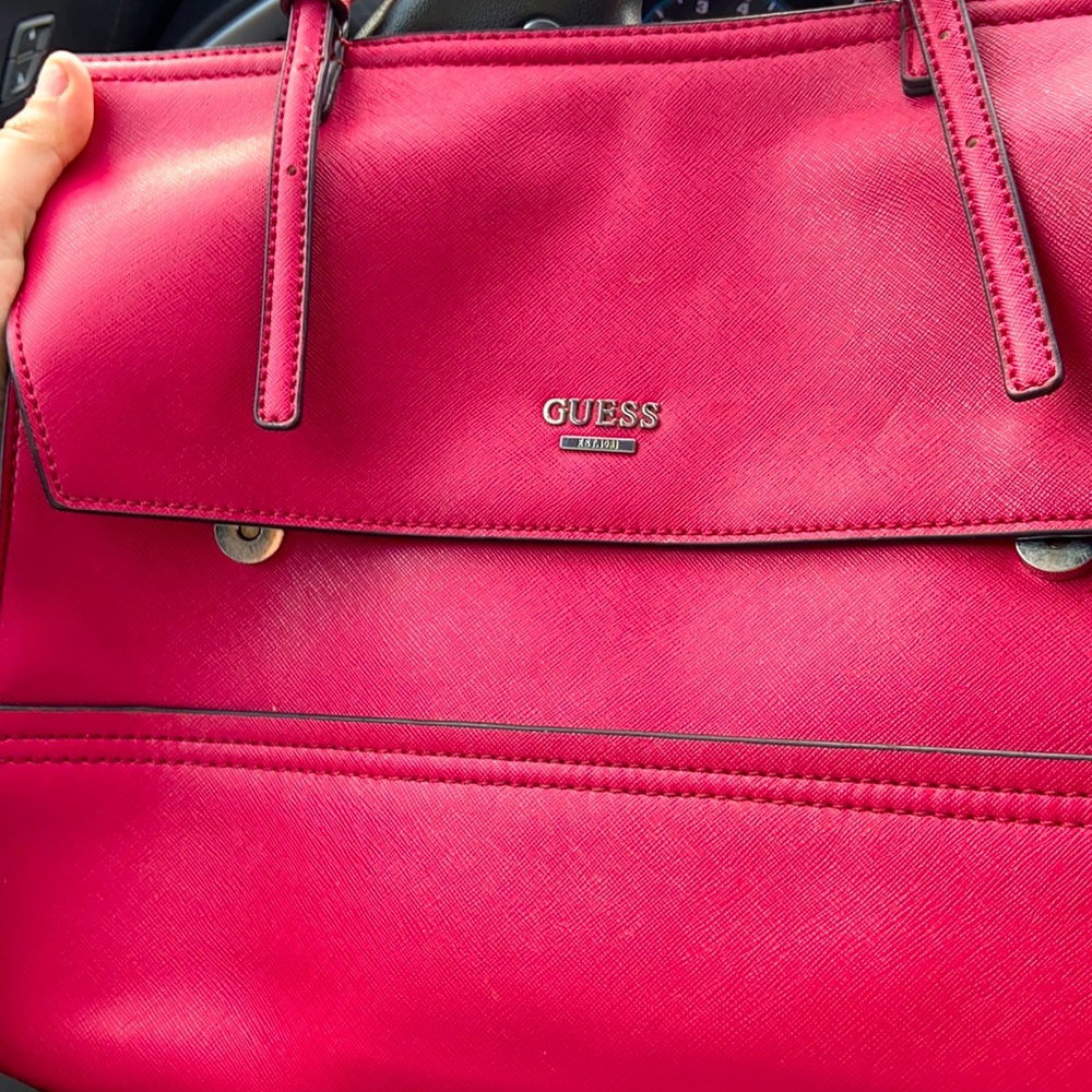 Guess purse! Rarely used, in great condition.